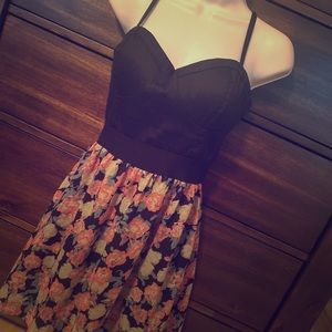 ✌️Super cute dress with a unique style✌️